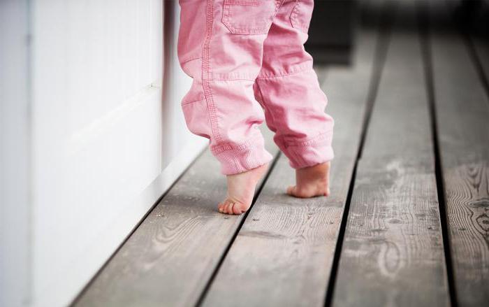 zakaj otrok, star 1 leto, hodi po nogavicah