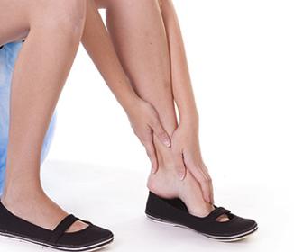 dlaczego nogi bolą podczas chodzenia