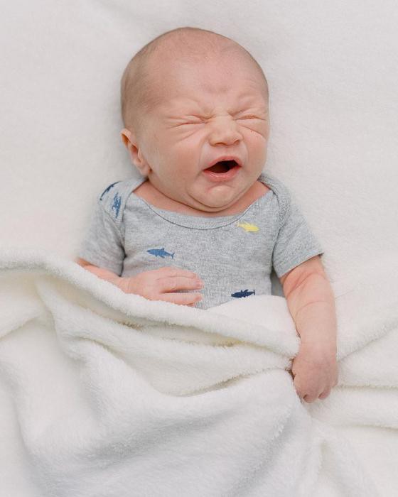 dlaczego noworodek często kicha