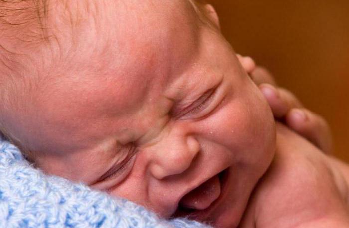 novorozené dítě často kýchá příčiny