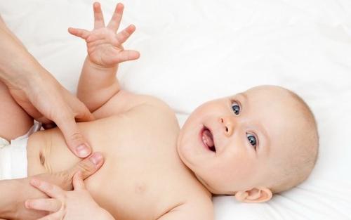 masaža trbuha novorođenčeta