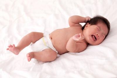 měsíční dítě křičí ve spánku