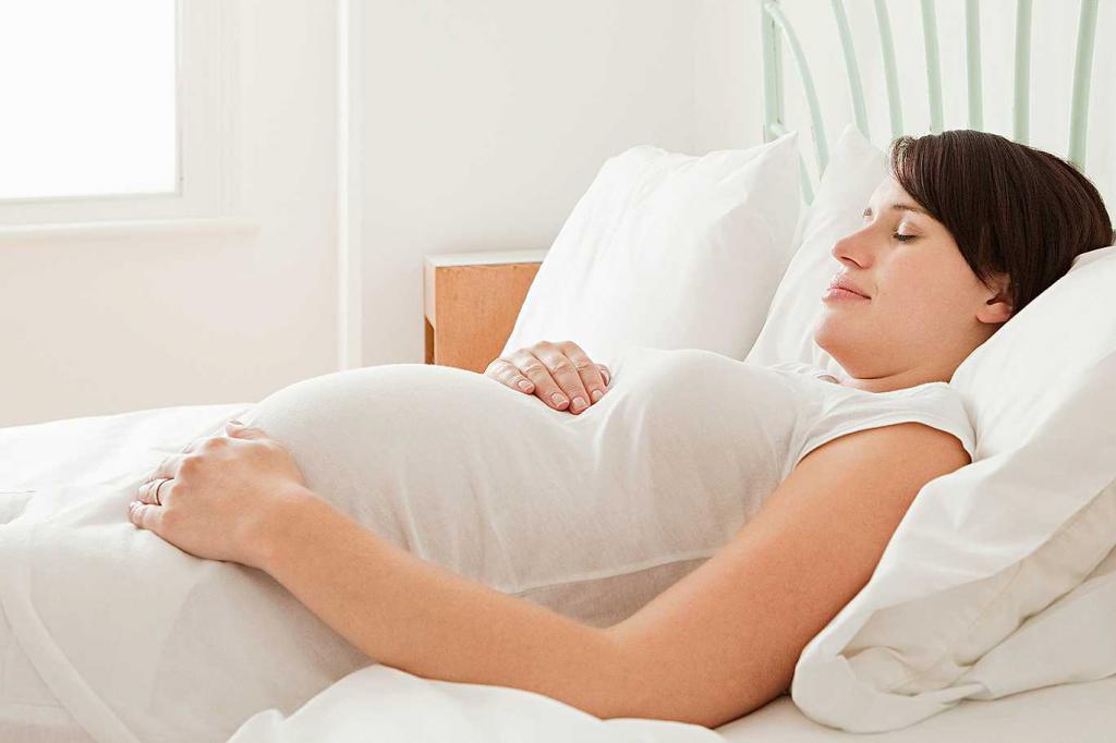бременна лежи по гръб