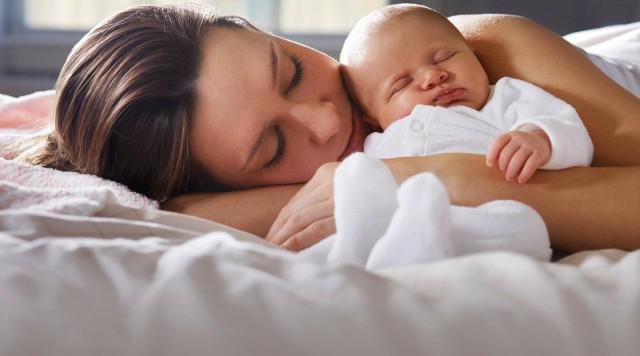 zakaj novorojenček drgeta v spanju