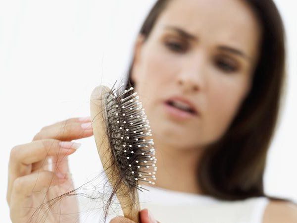 proč vlasy padnou na chrámy žen