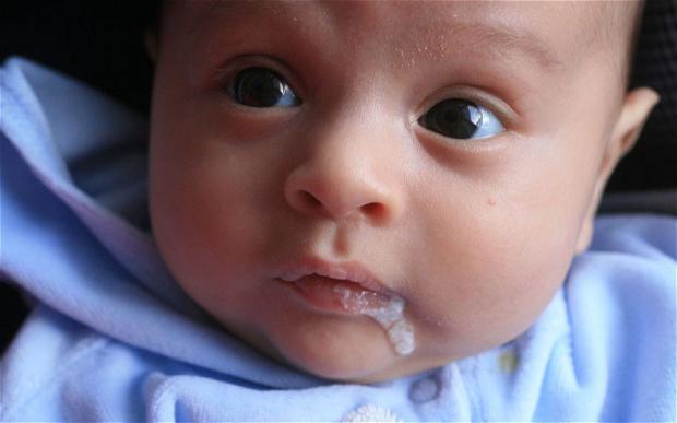 zakaj dojenček pljuje mleko