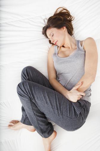 proč během menstruace bolí žaludek