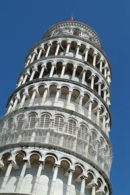 Di quanti gradi si appoggia la Torre di Pisa