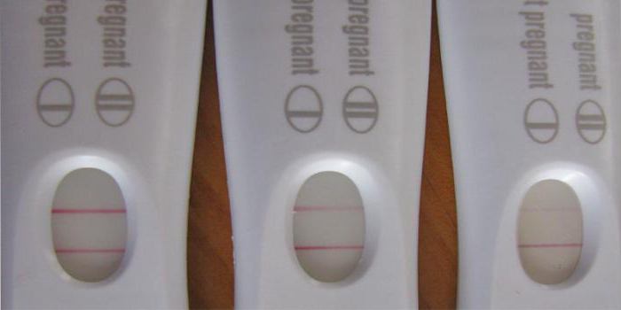 test ciążowy, drugi pasek jest ledwo widoczny