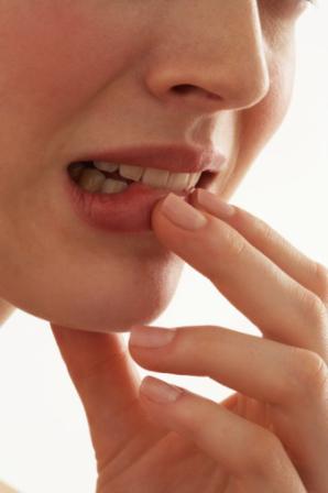 zakaj povzročajo suhe ustnice