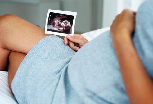 proč těhotné ženy nemohou sedět na nohou