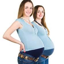 niższy dyskomfort w jamie brzusznej podczas ciąży