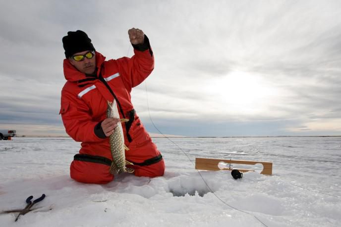 pesca sul ghiaccio sul primo ghiaccio