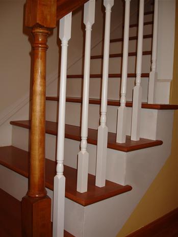 dřevěné schody na betonové schody