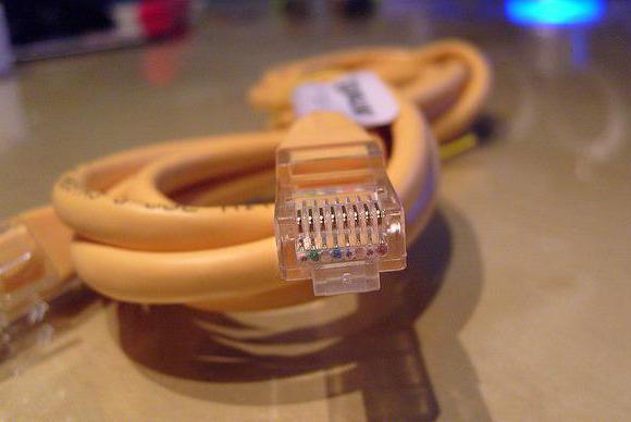 piše mrežni kabel koji nije povezan