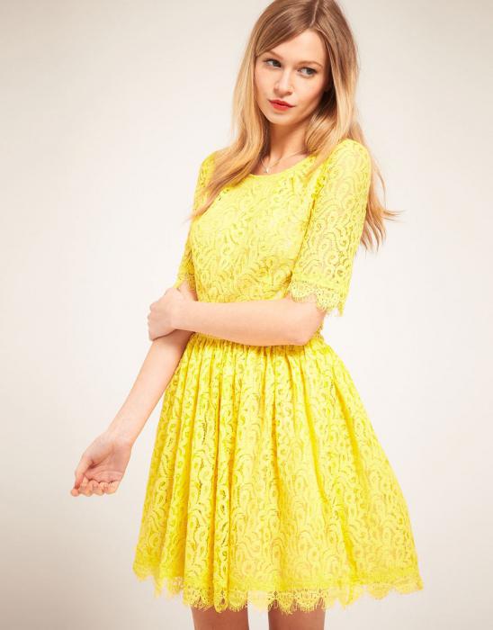 bílo-žluté šaty