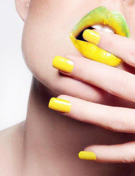 manicure z żółtym lakierem
