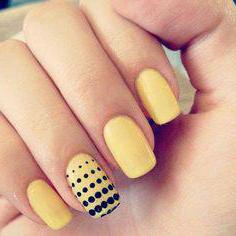 manicure con foto di vernice gialla
