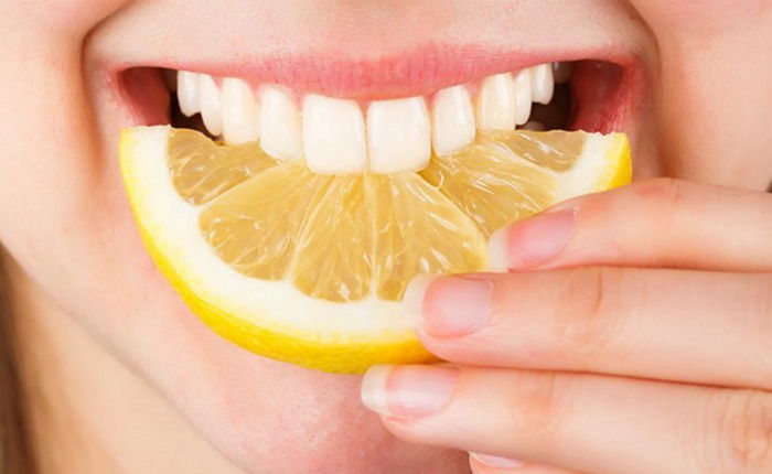 żółte zęby u kobiety