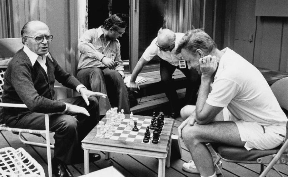 Zbignev Brzezinski che gioca a scacchi