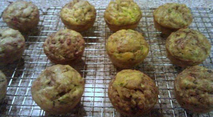 muffin di zucchine con salsiccia in un fornello lento