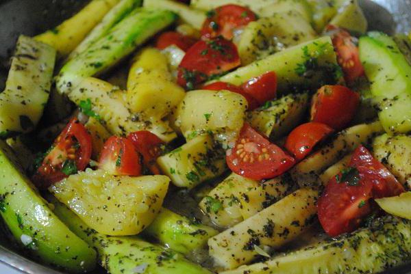 pomodori al vapore con verdure e zucchine